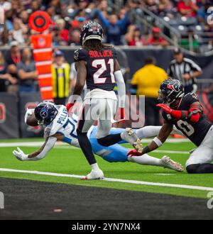 Houston, Texas, États-Unis. 24 novembre 2024. Le Running back des Titans du Tennessee TONY POLLARD (20 ans) marque un touchdown contre les Texans de Houston lors d'une action en NFL au stade NRG. (Crédit image : © Domenic Grey/ZUMA Press Wire) USAGE ÉDITORIAL SEULEMENT! Non destiné à UN USAGE commercial ! Crédit : ZUMA Press, Inc/Alamy Live News Banque D'Images