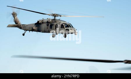 Un hélicoptère MH-60S Knight Hawk, affecté aux « wildcards » du Helicopter Sea combat Squadron (HSC) 23, quitte le pont d’envol du navire d’assaut amphibie USS Boxer (LHD 4) de la classe Wasp alors que le navire navigue dans l’océan Pacifique, le 22 novembre 2024. Les Boxer et les éléments embarqués de la 15e unité expéditionnaire des Marines mènent des opérations de routine dans la zone d'opérations de la 3e flotte américaine. (Photo de l'US Navy par le matelot spécialiste des communications de masse Normand Basque) Banque D'Images