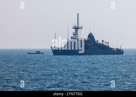 241105-A-BO737-1028 ZONE DE RESPONSABILITÉ DU COMMANDEMENT CENTRAL des États-Unis (5 novembre 2024) le navire de lutte contre les mines de classe Avenger USS Devastator (MCM 6) navigue à côté d’un navire de surface sans pilote, attaché à la Task Force 59 du commandement central des forces navales américaines, au cours de l’exercice Digital talon 3,0 dans la zone de responsabilité du commandement central des États-Unis. (Photo officielle de l'armée américaine) Banque D'Images