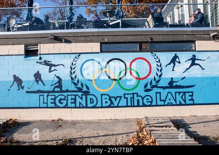 Légende olympique au bord du lac sur la murale du Balmy Beach Club à Scarborough, Toronto, Ontario, Canada Banque D'Images