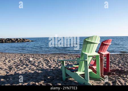 Chaises Adirondack sur Balmy Beach à Scarborough, Toronto, Ontario, Canada Banque D'Images