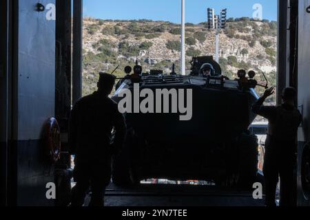 BAIE DE SOUDA, Grèce (11 novembre 2024) les Marines affectés à la 24e unité expéditionnaire des Marines (MEU) capables d'opérations spéciales (SOC) transportent un véhicule d'assaut amphibie dans la zone supérieure d'arrimage des véhicules à bord du navire d'assaut amphibie USS Wasp (LHD 1) après l'achèvement du nettoyage opérationnel et de l'inspection agricole, le 11 novembre 2024, dans la baie de Souda, en Grèce. Les procédures opérationnelles de lavage et d'inspection agricole aident à s'assurer que tous les matériaux biologiques sont complètement retirés des aéronefs et des véhicules avant de retourner aux États-Unis et empêchent le transport d'espèces envahissantes fr Banque D'Images