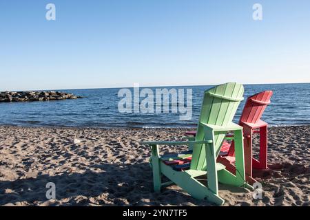 Chaises Adirondack sur Balmy Beach à Scarborough, Toronto, Ontario, Canada Banque D'Images