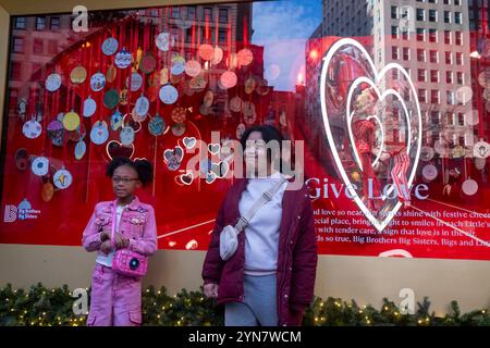 New York, New York, États-Unis. 24 novembre 2024. (nouveau) 2024 fenêtres de vacances de macy à new york. 24 novembre 2024, New york, New york, états-unis : les filles posent devant les vitrines des fêtes de macy's au magasin phare du macy's Herald Square sur la 34e rue du centre-ville de manhattan le 24 novembre 2024 à New york. (Crédit : M10s/thenews2) (Foto : M10s/Thenews2/Zumapress) (crédit image : © Ron Adar/TheNEWS2 via ZUMA Press Wire) USAGE ÉDITORIAL SEULEMENT! Non destiné à UN USAGE commercial ! Banque D'Images