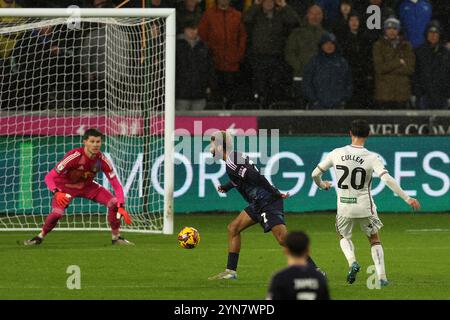 Swansea, Royaume-Uni. 24 novembre 2024. Liam Cullen de Swansea City (R) marque le 2e but de son équipe. EFL Skybet championnat match, Swansea City v Leeds Utd au stade Swansea.com de Swansea, pays de Galles le dimanche 24 novembre 2024. Cette image ne peut être utilisée qu'à des fins éditoriales. Usage éditorial exclusif, photo par Andrew Orchard/Andrew Orchard photographie sportive/Alamy Live News crédit : Andrew Orchard photographie sportive/Alamy Live News Banque D'Images