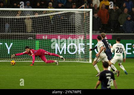 Swansea, Royaume-Uni. 24 novembre 2024. Liam Cullen de Swansea City (R) marque le 2e but de son équipe. EFL Skybet championnat match, Swansea City v Leeds Utd au stade Swansea.com de Swansea, pays de Galles le dimanche 24 novembre 2024. Cette image ne peut être utilisée qu'à des fins éditoriales. Usage éditorial exclusif, photo par Andrew Orchard/Andrew Orchard photographie sportive/Alamy Live News crédit : Andrew Orchard photographie sportive/Alamy Live News Banque D'Images