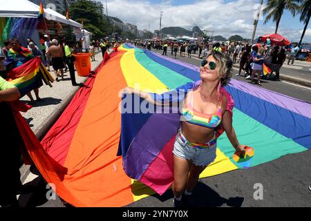 Rio de Janeiro, Brésil. 24 novembre 2024. Des dizaines de milliers de personnes se sont rassemblées pour le défilé de la fierté LGBTQIA de Rio 2024 sur la plage de Copacabana, célébrant le thème « nous unir pour nous renforcer ». Depuis la première Pride en 1995 avec 3 000 personnes, les événements de la Pride du Brésil sont devenus les plus grandes manifestations de masse du pays, mettant en lumière la citoyenneté, la diversité et la lutte pour les droits LGBT. Aujourd'hui, plus de 150 événements Pride sont organisés chaque année à travers le Brésil. (Crédit image : © Bob Karp/ZUMA Press Wire) USAGE ÉDITORIAL SEULEMENT! Non destiné à UN USAGE commercial ! Banque D'Images