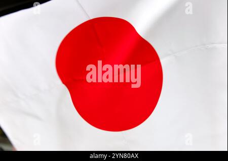 Le drapeau national japonais, ou 'Hinomaru', est un fond blanc Uni avec un cercle rouge rond au milieu symbolisant la terre du soleil levant. Banque D'Images