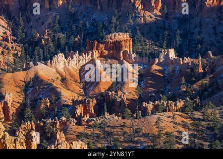 Ceci est une vue d'une formation de roches rouges ressemblant à un château regardant vers le sud depuis Sunset point dans le parc national de Bryce Canyon, Bryce Canyon City, Utah, États-Unis. Banque D'Images