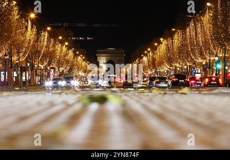 Paris, France. 24 novembre 2024. Les champs-Elysées sont éclairés par des lumières de Noël à Paris, France, 24 novembre 2024. La cérémonie annuelle d'éclairage de la saison de Noël a eu lieu ici dimanche. Les lumières de la célèbre avenue seront allumées de 17h00 à minuit tous les jours et dureront jusqu'au début du mois de janvier 2024, à l'exception des Déc.24 et 31, où les lumières dureront toute la nuit. Crédit : Gao Jing/Xinhua/Alamy Live News Banque D'Images