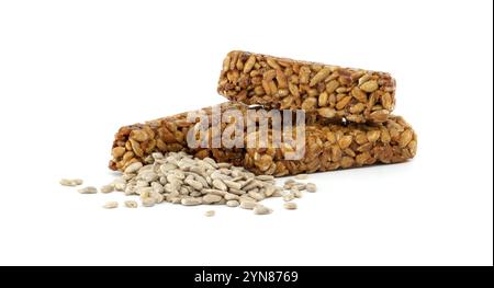 Une pile de délicieuses barres granola faites avec des graines de tournesol, présentant une option de collation saine et nutritive. Parfait pour les individus soucieux de leur santé Banque D'Images