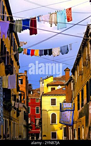 Architecture résidentielle avec lessive suspendue aux lignes aériennes, Venise, Italie Banque D'Images