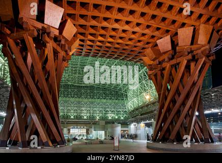 L'emblématique structure en bois du Tsuzumi-mon (porte du tambour) à l'entrée de la gare de Kanazawa JR conçue par l'architecte Ryuzo Shirae, Ishikawa. Banque D'Images