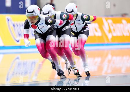 Nagano, Japon. 24 novembre 2024. (G-d) Miho Takagi, Momoka Horikawa, Ayano Sato (JPN) patinage de vitesse : Coupe du monde de patinage de vitesse de l'ISU 2024/25 Nagano poursuite par équipe féminine à M-Wave à Nagano, Japon . Crédit : Naoki Nishimura/AFLO SPORT/Alamy Live News Banque D'Images