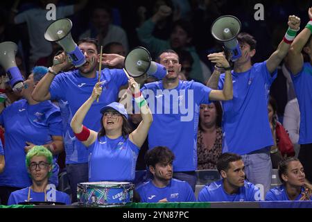 Malaga, Espagne. 24 novembre 2024. Les fans encouragent Team Italy lors de la finale entre l'Italie et les pays-Bas lors du tournoi de tennis de finale de la Coupe Davis à Malaga, Espagne, le 24 novembre 2024. Crédit : Meng Dingbo/Xinhua/Alamy Live News Banque D'Images