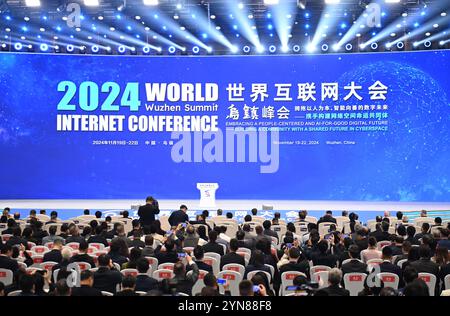 Wuzhen, China.20th novembre 2024. Le forum principal de la Conférence mondiale sur l'Internet 2024 Sommet de Wuzhen s'est tenu à Wuzhen, Tongxiang, province du Zhejiang, le 20 novembre 2024. Crédit : Wang Gang/China News Service/Alamy Live News Banque D'Images