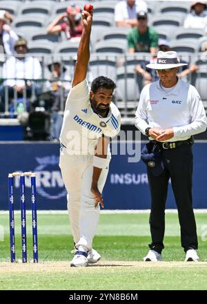 Perth, Australie. 25 novembre 2024. Jasprit Bumrah, de l'Inde, livre un ballon lors de la quatrième journée du premier match test de la série entre l'Australie et l'Inde au stade de Perth le 25 novembre 2024 à Perth, en Australie. (Photo de Izhar Khan) IMAGE RÉSERVÉE À UN USAGE ÉDITORIAL - STRICTEMENT PAS D'USAGE COMMERCIAL crédit : Izhar Ahmed Khan/Alamy Live News/Alamy Live News Banque D'Images