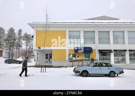 Jokkmokk, comté de Norrbotten, Suède. 6 avril 2021. Un homme marche dans le centre de Jokkmokk, en Suède, pendant une chute de neige. (Crédit image : © Apolline Guillerot-Malick/SOPA images via ZUMA Press Wire) USAGE ÉDITORIAL SEULEMENT! Non destiné à UN USAGE commercial ! Banque D'Images