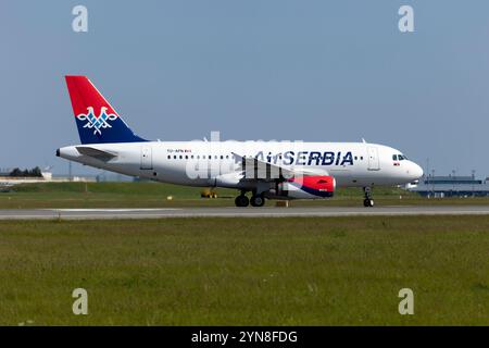 Copenhague, Danemark. 21 mai 2024. Un Airbus 319 d'Air Serbia est en ligne pour décoller de l'aéroport de Copenhague Kastrup. Air Serbia était anciennement connu sous le nom de Jat Airways jusqu'à ce qu'il soit renommé et rebaptisé en 2013. La compagnie aérienne est entièrement contrôlée par le gouvernement serbe (crédit image : © Fabrizio Gandolfo/SOPA images via ZUMA Press Wire) USAGE ÉDITORIAL SEULEMENT! Non destiné à UN USAGE commercial ! Banque D'Images