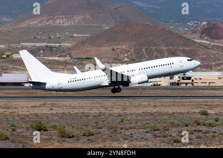 Tenerife, Espagne. 17 novembre 2023. Un Boeing 737-800 GetJet Airlines part de l'aéroport de Tenerife sur-Reina SofÃ-A. GetJet Airlines a un contrat de location avec équipage avec TUI, ce qui signifie que pendant les heures de pointe, GetJet peut exploiter des vols pour le compte de TUI. (Crédit image : © Fabrizio Gandolfo/SOPA images via ZUMA Press Wire) USAGE ÉDITORIAL SEULEMENT! Non destiné à UN USAGE commercial ! Banque D'Images