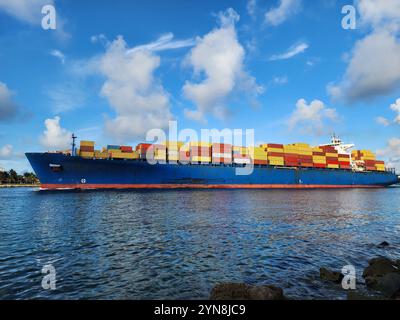 Cargo avec conteneur à Miami. Conteneur de fret chargé sur un navire de fret à Miami. Navire cargo à vue aérienne entrant dans le port. Navire porte-conteneurs. Banque D'Images