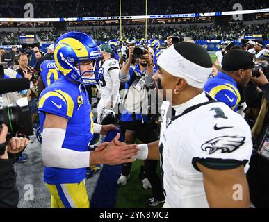 Inglewood, États-Unis. 24 novembre 2024. Matthew Stafford, quarterback des Rams de Los Angeles, et Jalen Hurts, quarterback des Eagles de Philadelphie, se serre la main après le match au SoFi Stadium le dimanche 24 novembre 2024. Les Eagles battent les Rams 37 à 20. Photo de Jon SooHoo/UPI crédit : UPI/Alamy Live News Banque D'Images