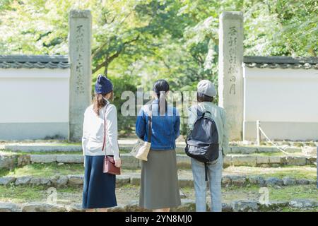 Trois femmes visitant le temple Banque D'Images