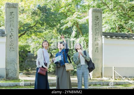 Trois femmes visitant le temple Banque D'Images