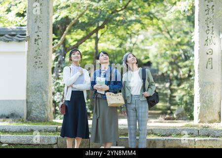 Trois femmes visitant le temple Banque D'Images