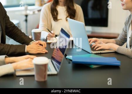 Homme et femme à portée de main pendant le travail de bureau Banque D'Images