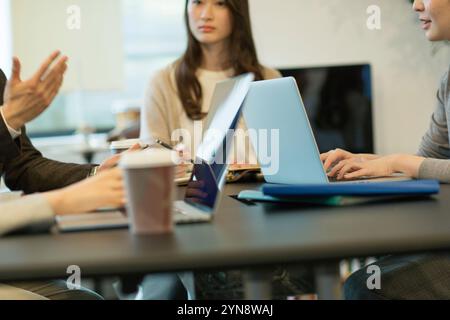 Homme et femme à portée de main pendant le travail de bureau Banque D'Images