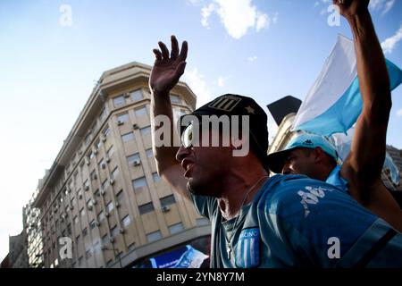 Buenos Aires, Argentine. 24 novembre 2024. Fan du Racing Club vu lors de la célébration pour avoir remporté la Copa Sudamericana 2024 à l'Obélisque. Crédit : SOPA images Limited/Alamy Live News Banque D'Images