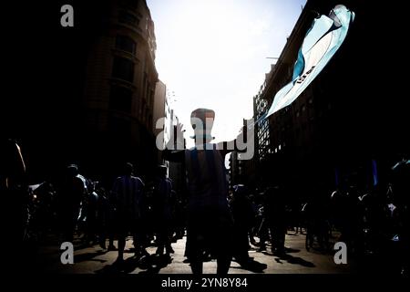 Buenos Aires, Argentine. 24 novembre 2024. Les fans du Racing Club vus pendant la célébration pour avoir remporté la Copa Sudamericana 2024 à l'Obélisque. Crédit : SOPA images Limited/Alamy Live News Banque D'Images