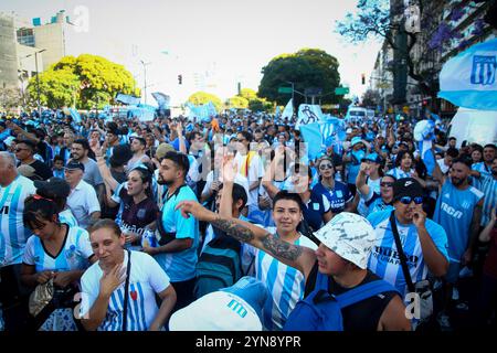 Buenos Aires, Argentine. 24 novembre 2024. Les fans du Racing Club vus pendant la célébration pour avoir remporté la Copa Sudamericana 2024 à l'Obélisque. (Photo de Roberto Tuero/SOPA images/SIPA USA) crédit : SIPA USA/Alamy Live News Banque D'Images