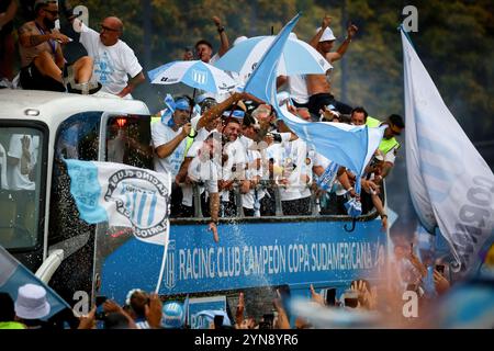 Buenos Aires, Argentine. 24 novembre 2024. Joueurs du Racing Club vus pendant la célébration pour avoir remporté la Copa Sudamericana 2024 à l'Obélisque. (Photo de Roberto Tuero/SOPA images/SIPA USA) crédit : SIPA USA/Alamy Live News Banque D'Images