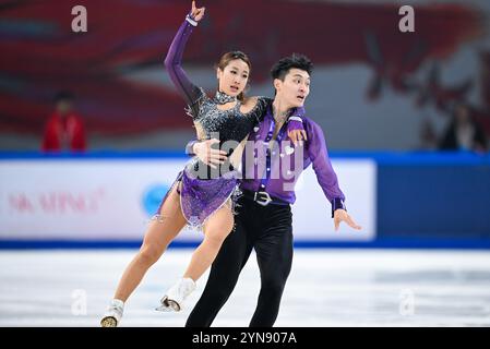 Le duo chinois Ren Junfei/Xing Jianing est dans le concours de danse sur glace.Chongqing, China.22th novembre 2024. Le Grand Prix de la Coupe de Chine de patinage artistique 2024 débute à Chongqing, attirant 60 patineurs artistiques de 16 pays et régions à participer, le 22 novembre 2024. Crédit : HE Penglei/China News Service/Alamy Live News Banque D'Images