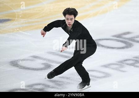 La Chine Dai Dawei est dans le concours masculin de célibataires.Chongqing, China.22th novembre 2024. Le Grand Prix de la Coupe de Chine de patinage artistique 2024 débute à Chongqing, attirant 60 patineurs artistiques de 16 pays et régions à participer, le 22 novembre 2024. Crédit : HE Penglei/China News Service/Alamy Live News Banque D'Images