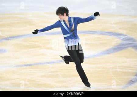 L'athlète chinois Jin Boyang est dans le concours masculin de célibataires.Chongqing, China.22th novembre 2024. Le Grand Prix de la Coupe de Chine de patinage artistique 2024 débute à Chongqing, attirant 60 patineurs artistiques de 16 pays et régions à participer, le 22 novembre 2024. Crédit : HE Penglei/China News Service/Alamy Live News Banque D'Images