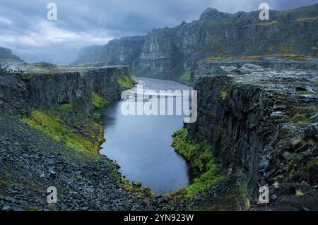 Paysage étonnant avec une rivière 'Jokulsa a Fjollum' et un ciel spectaculaire dans le nord de l'Islande Banque D'Images