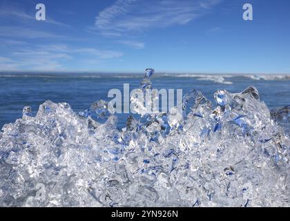 Des morceaux de glace se sont échoués sur la rive de l'océan près du lac glaciaire Jokulsarlon en Islande Banque D'Images