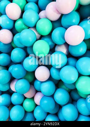 Une vue rapprochée de boules en plastique multicolores créant un arrière-plan lumineux et ludique. Parfait pour les concepts de plaisir, d'enfance et de loisirs. Idéal pour St Banque D'Images