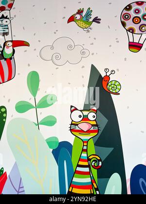 Murale animée représentant un chat rayé, des oiseaux ludiques et un feuillage luxuriant. Le design fantaisiste apporte une atmosphère joyeuse et imaginative, idéale Banque D'Images