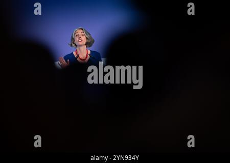 Photo datée du 20/11/23 du PDG de CBI, Rain Newton-Smith, prenant la parole à la conférence de la Confédération de l'industrie britannique (CBI), General Election Countdown : Raising the Voice of Business, au QEII Centre, Londres. Les hausses d'impôts dans le budget d'automne sapent les investissements parmi les entreprises britanniques, selon le chef de l'un des groupes d'affaires les plus importants de Grande-Bretagne. Date de publication : lundi 25 novembre 2024. Banque D'Images