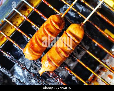 Saucisses cuites sur le gril,saucisses chaudes et épicées sur le gril Banque D'Images