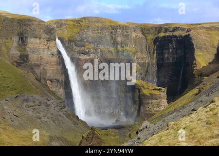 Haifoss - chute d'eau étonnante dans le sud de l'Islande dans la rivière Fossa Banque D'Images