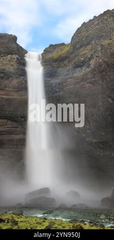 Haifoss - belle cascade dans le sud de l'Islande dans la rivière Fossa Banque D'Images