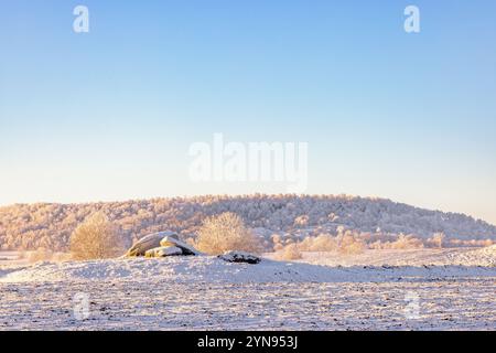 Passage grave sur une colline une journée hivernale dans la campagne Banque D'Images