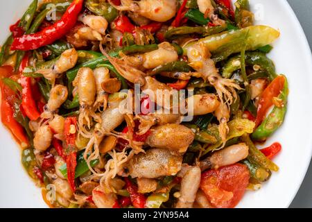 Le Squid Stir Fried épicé ou Tumis Cumi Pedas est une cuisine traditionnelle indonésienne, surtout en javanais. Banque D'Images