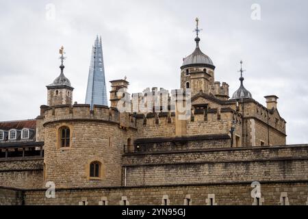 Le Palais Royal de sa Majesté et forteresse de la Tour de Londres, ou la Tour de Londres, château historique sur la rive nord de la Tamise en c Banque D'Images