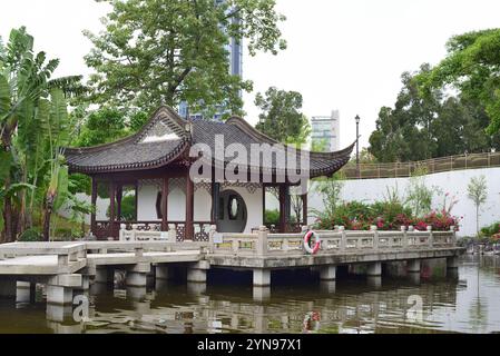 Pagode dans l'étang , Kowloon Walled City Park, Hong Kong Banque D'Images